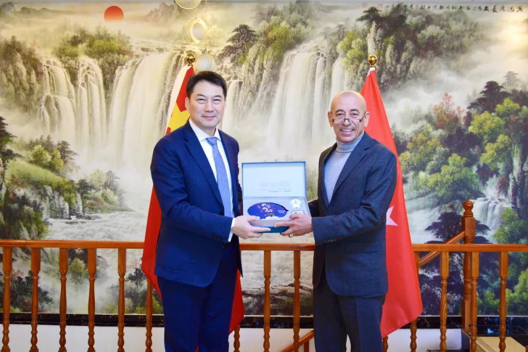 【集團(tuán)動(dòng)態(tài)】土耳其阿爾桑賈克集團(tuán)總經(jīng)理“盧申·博茲庫(kù)爾特”先生訪問(wèn)華盾集團(tuán)